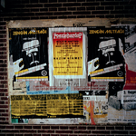 846381 Afbeelding van diverse affiches op een muur te Utrecht.